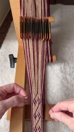 Tablet weaving dragon head #vikings #reenactment #craft #textile #tutorial