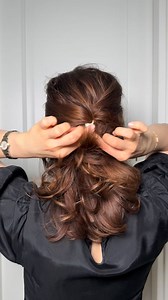 37K views | 2 minute Hair -routine Volume Hairspray & Nº1 Hairpin ✨ Enriched with Pro-Vitamin B5 for stronger, healthier hair hat treats your hair like skincare ✨ Instant lift & all-day flexible hold ✨ Shields against heat (up to 200°C) & UV damage ✨ No buildup, Clean & Volume Hair for days From Fiona Franchimon, the Dutch hairstylist behind the iconic Nº1 Hairpin. | Fiona Franchimon | Facebook