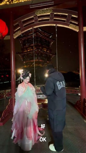 Tang Dynasty Hanfu Nighttime Beauty in Snowy Xi's Chrysanthemum Garden