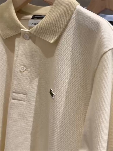 ＜ラコステ＞別注ポロシャツには、着こなすためのこだわりを詰め込みました。・スッキリと着られる34サイズと、レイヤードも楽しみたい程よいゆとりの38サイズ。・合わせ方で表情が変わるニュアンスカラー。・夏に映えるブラックもラインナップ。クラシカルなムードを楽しむ定番ポロシャツです。