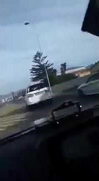Dramatic high-speed chase between cops and hijackers in Cape Town