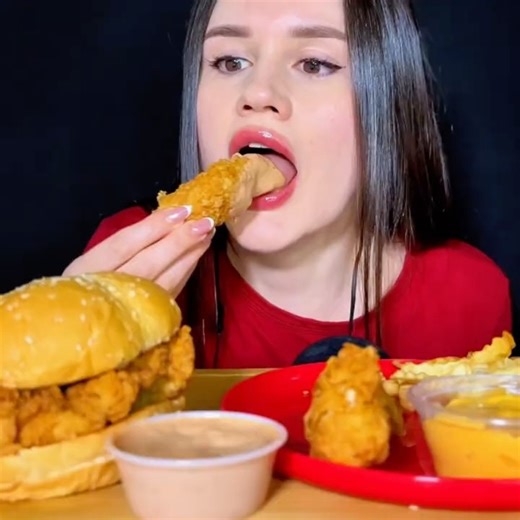 RAISING CANES CHICKEN, BURGER & FRIES | FAST FOOD | ASMR MUKBANG #mukbang #asmreating #raisingcanes