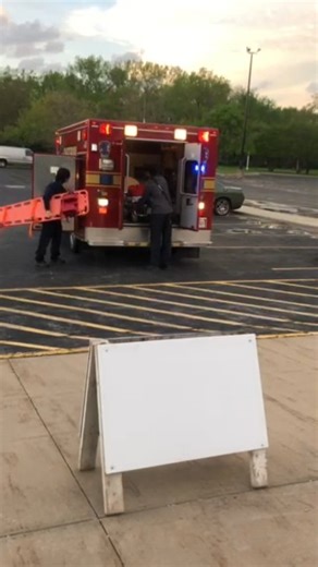 Are you interested in the emergency medical field and want to take the first step? Our EMT 206 - Emergency Medical Responder class is a great entry point into the field, allows you to become an Illinois licensed EMS responder, and prepares you to take the national registry certification exam. Becoming an EMR lets you work in various settings including on an ambulance and in hospitals. In addition, many police departments and security agencies prefer applicants who are certified EMR’s. • Class ru