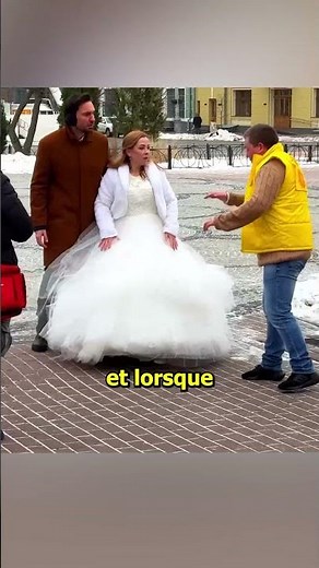 La fille s'est cachée sous la robe de cette mariée ! ❤️👏