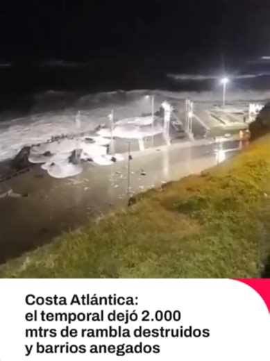 ⭕️ Los daños del temporal en la Costa: la rambla de Monte Hermoso destruida y espuma marina en Quequén ❗️ El temporal extratropical duró casi 48 horas y afectó Mar del Plata, Necochea, Miramar, Villa Gesell, Pinamar y el Partido de La Costa. ▪️En Monte Hermoso, más de 2.000 metros de la rambla de madera quedaron destruidos. Parte de la estructura fue desplazada hasta 150 metros hacia las calles internas de la ciudad. 🔻 En Necochea cayeron entre 110 y 120 mm de lluvia en pocas horas. Hubo barrio
