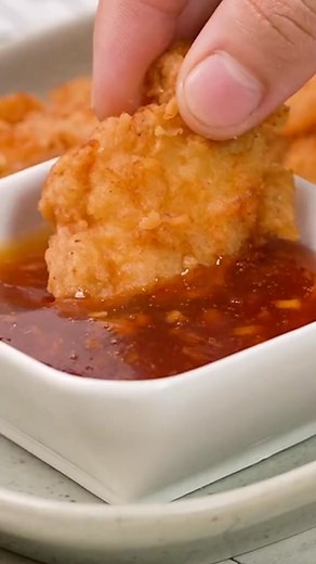 This Honey Sriracha Sauce is the perfect balance of heat and sweetness, making it the ultimate drizzle, dip, or marinade! 😍 Try it on wings, shrimp, veggies, or anything that needs a flavor boost! 🍯 RECIPE: https://www.everydayfamilycooking.com/honey-sriracha-sauce/ | Everyday Family Cooking