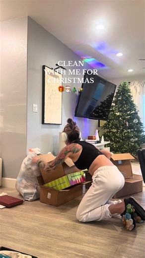CLEAN WITH ME BEFORE CHRITSMAS DAY🎄🎅🏼🎁 @Mrs. Meyer’s Clean Day @Alani Nutrition @PRIME @Bloom Nutrition @drinkpoppi @method products