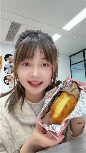 Office Girl Comes for Emails… But Boss Turns It Into Non-Stop Eating Competition!