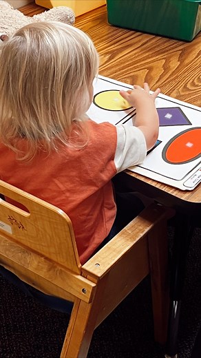 KT Smith on Instagram: "matchy matchy ✨ you can either do it like i did & print out shapes, color, cut, & laminate them or you can probably order laminated shapes/numbers/animals on Amazon or Etsy! this activity works best when you have them sitting at a table with no other toys and they can learn colors, shapes, whatever it may be. matching helps develop visual, thinking, & memory skills- with animals you can not only name the animal but also the sounds it makes to help with speech development 