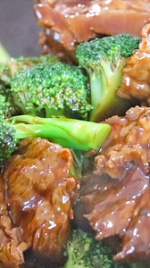 2 stalks scallions, white part Written Recipe: https://cicili.tv/beef-and-broccoli-recipe/ Serving: 2 to 4 Prep time: 30 minutes Cook time: 15 minutes Beef and marinade: 1 1/2 pounds flank steak, sliced 1/4 inch thick 1 egg white 1 tablespoon cornstarch 3 tablespoons water 1 tablespoon rice wine 1 tablespoon soy sauce Pinch of white pepper For the stir fry: 1 tablespoon soy sauce 1 tablespoon dark soy sauce 1 tablespoon oyster sauce 1 tablespoon hoisin sauce 1/2 teaspoon sesame oil Pinch of whit