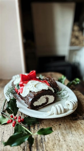 a i n s l e y d u r o s e on Instagram: "Our tradition for Christmas and New Years or really any festive celebration is to make this meal — Beef Wellington, glazed honey carrots, green beans, and a chocolate-chestnut Bûche de Noël ! 🎄✨ For all the recipes, watch the full step-by-step tutorial on my YouTube - link is in my bio and in my story!(and subscribe to my YouTube to see all my new videos, your support means eveything❤️) And as always, my outfit, tools, and ingredients are linked i