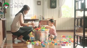 泰国广告（230） 【泰国广告：你言传身教的样子真美 关于孩子的教育，一则走心泰国广告—你言传身教的样子真美 您的教导孩子能明白吗？家庭教育是孩子最好的老师，好的教育，永远为了孩子的成长一生受益，视频里的妈妈鼓励孩子学会在空间不够时，如何思考腾出更大的空间解决问题，在遇到需要帮助的人时，也能利用空间帮助他们，培养孩子首先也要以身作则，教会孩子解决问题的方法，鼓励孩子自主思考。 （粥粥感想：也希望更多的父母，能够跳出我们习以为常的教育视角，唤醒孩子内在学习动力，为以后将来参加全球化竞争，能够成为真正的自己） #泰国 #广告 FB：palincai，微博：泰fashion_菜粥粥 | 泰fashion（ไทยแฟชั่น）