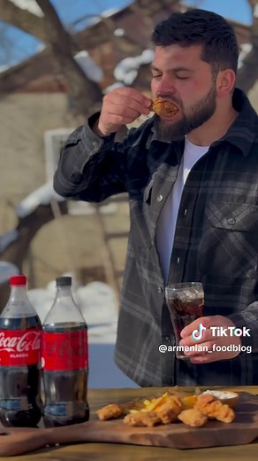 Բացահայտե'նք հավի համեղ խրթխրթան թևիկների և սառը @cocacola_am-ի համի հրաշքը ։ Ըըըը՜մ... Բաղադրիչներ՝ .Հավի մարինադ Հավի թևիկներ 500 գ. Կարմիր կծու պղպեղ Կարմիր քաղցր պղպեղ Աղ .Ալյուրից խրթխրթան պատյան Ալյուր 400 գ. Կարմիր կծու պղպեղ Աղ .Սոուս Թթվասեր 100 գ. Սխտոր 10 գ. Համեմ 30 գ. Սև պղպեղ Աղ։ Let's discover the magic of delicious crispy chicken wings and the taste of ice-cold @cocacola_am. Ingredients: .Chicken marinade Chicken wings 500 g. Red hot pepper Red sweet pepper Salt .Crispy flour cas