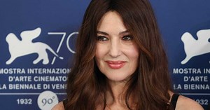 Monica Bellucci glamour : elle adopte la tendance blazer qui laisse subtilement entrevoir sa lingerie