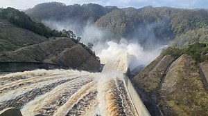 Tasmania braces for record flooding as thousands of Victorian customers without power amid wild weather — as it happened