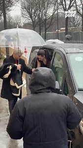 Volto del nuovo capitolo della maison francese, in occasione della sfilata di Chanel che oggi, martedì 27 gennaio 2026, va in scena a Parigi durante la settimana dedicata all’Haute Couture, Margaret Qualley ha indossato un sequin dress nero scintillante dalle lunghezze midi e con profonda scollatura. L'attrice, già apparsa nell’ormai celebre spot nel quale A$AP Rocky le chiede di diventare sua moglie inginocchiandosi persino fuori dalla metropolitana di New York, ha scelto poi di abbinare il loo