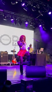 inha performance no show do mano @charbeloficial, muito obrigado mano a noite, foi incrível e memorável 🙏😍! E também vocês precisam ter uma amiga quem nem a minha @blacky_skinny amo-te 🫶ela, estava lá mandando a energia positiva, dizendo máquina, Pêssego, 🍑 😍❤️. | Angela Gomes