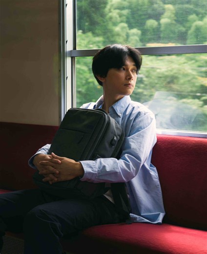 🦻 CODA : cet acronyme qui vient de l'anglais et signifie « child of deaf adults » indique l'enfant entendant de parents sourds. 🎬 Cet extrait de FAIS-MOI UN SIGNE présente Dai, l'un des 20.000 CODA du Japon pour qui son rôle d'entendant dans un monde de sourds n'est pas toujours facile à porter... Ah, l'extrait (ainsi que tout le film) est sous-titré en SME, le sous-titrage pour sourds et malentendants : en rouge 🔴 les bruits ; en jaune 🟡 les répliques d'un personnage qu’on ne voit pas à l'é