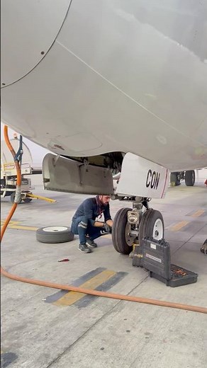 B737 MAX Wheel Installation #boeing737 #aircraft #wheels