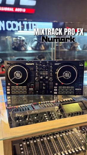 🎧🔥 NUMARK MIXTRACK PRO FX 🔥🎧 Potencia, control y creatividad en una sola controladora. La Numark Mixtrack Pro FX está diseñada para DJs que quieren dar el salto a un nivel profesional con una experiencia de mezcla intuitiva y moderna. ✨ Características destacadas: ✔️ Jog wheels de 6” de alta precisión ✔️ Palancas FX para aplicar efectos en tiempo real ✔️ 16 pads de rendimiento con múltiples modos ✔️ Salidas RCA y salida dedicada para audífonos ✔️ Compatible con Serato DJ Lite Ideal para DJs 