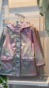 Magnifique modèle de veste imperméable pour fille ✨🌸 molletonné à l’intérieur , produit d’origine européen 🇪🇺🇪🇺🇪🇺Taille : 4 ans jusqu’à 14 ans Prix 🥇: 1700 Da Livraison disponible 58 wilayas , commande sur WhatsApp 0541207198 | Rose et Bleu Constantine