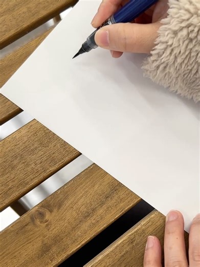 かな筆アート 野間かなえ on Instagram: "丙午 十干十二支の組み合わせの一つで60年に一度巡ってくる年（直近は1966年、次は2026年）を指し、「火」の性質を二重に持つことから情熱や強いエネルギーを象徴しますが、日本では「丙午生まれの女性は気性が荒い」という迷信が根強く、過去（1966年）には出生率低下の原因にもなりましたが、現代では迷信として捉えられ、前向きな意味合いで語られることも増えています。 #丙午#かな筆アート"