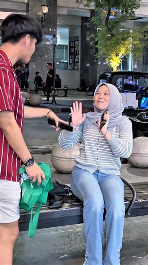 Paper bang prank makes a beautiful girl upsed