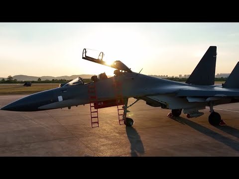 与夕阳同框！沉浸式感受苏-30战机机身曲线的极致体现！20220812 | 军迷天下