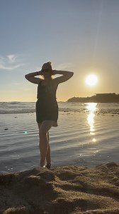 This is another ESSENTIAL isometric movement path that I love for my shoulder mobility. ✨The shoulder trace from @foundationtraining 1. Slide your thumb up your side, body until your elbows are as high as as possible. 2. Fill your hands up with his shoulder external rotation. Your shoulder blade should roll down your back when you do this. 3. Elbows come together 4. Reach your hands high. 5. Retrace this path down getting even taller as you do so Pro tips - core is not optional - keep the rib to