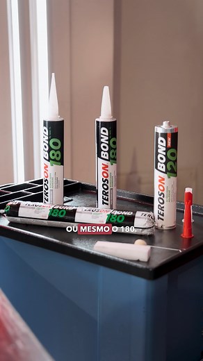 A troca do para-brisa ficou fácil e segura com a linha TEROSON® BOND! Para comprovar, o @cesarurnhani mostra, no vídeo, como é simples aplicar. Conheça os diferenciais do TEROSON® BOND 180 (SDAT - seguro para dirigir em 3 h) e TEROSON® BOND 120 (SDAT de 2 h), adesivos de alta performance para substituição de para-brisa: • Máxima segurança: em conformidade com o FMVSS 212/208 • Aplicação fácil: processo simples, limpo e seguro • Versatilidade: ideal para diversos tipos de veículos • E o TEROSON®