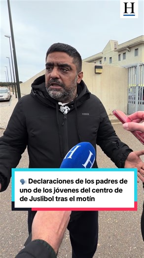 ❗️ Un motín en el centro de menores de Juslibol se salda con 9 policías heridos, 11 internos detenidos y otros 7 trasladados al hospital. ➡️ Unos 20 menores se han hecho con las llaves de su módulo. 🗣️ Estas son las declaraciones de los padres de uno de los jóvenes del centro de menores de Juslibol, a la espera de noticias tras el motín.