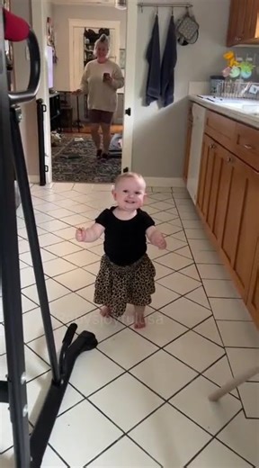 Baby's first steps in the USA | So Emotional! 🥹👍🏻 Babys joyful usa 👶 #babysjoyfulusa