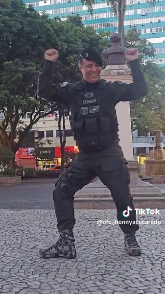 Os rockeiros olhando atrás e rindo kkkk | rockeras