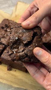 Brownie aux noix de pécan 🍫🥜 Ingrédients • 200 g de chocolat noir • 150 g de beurre • 150 g de sucre (ou moitié sucre blanc / moitié cassonade, selon ton goût) • 3 gros œufs • 100 g de farine • 1 pincée de sel • 1 càc levure chimique • 1 c. à café d’extrait de vanille (optionnel, mais ajoute de la profondeur) • 150 g de noix de pécan (grossièrement concassées) • Optionnel : une pincée de fleur de sel sur le dessus #brownies #recettefacile #dessert #chocolat #foodporn | mimicooks