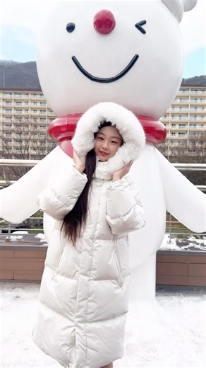 jung cho ha 정초하 임하나 on Instagram: "#협찬 #mlbkids MLBKIDS헤비다운🤍딱 초하스타일! 추운겨울! 예쁘고 멋지고 따뜻하게 입을수 있어요! 하얀색은 관리가 힘들것같다고 생각했지만 기능성이어서 날씨와 오염에 강한것같아서 안심! 멋진 윈터룩으로 추천드려요!😍 후드퍼도 완젼 예쁘잖아💕초하랑 같이입자! Brand name👉mlbkids I recommend a winter look🤍 Cute challenge dance and white ChoHa💕 I hope you like it❤️ #정초하 #초하 #jungchoha #choha #MLB키즈패딩 #키즈패딩 #여아패딩 #방한부츠 #mlb부츠 #겨울부츠 #스키장 #키즈모자 #키즈비니 #어린이모자 #아기선물 #키즈방한모 #키즈군밤모자 #귀달이모자 #비발디파크 #소노호텔앤리조트"