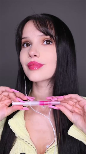 Create your own pink lip gloss using eyeshadow
