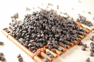[Hot Item] 600mm Width PLC Control Chocolate Chips Depositing Machine