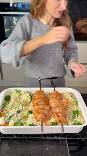 Der einfachste Gemüseauflauf der Welt, alles in einer Form, im Ofen! So cremig, so lecker, so gelingsicher! Dieser bunte Gemüseauflauf mit Kartoffeln, Möhren & Brokkoli ist echtes Comfort Food für die ganze Familie, dazu ein zarter Hähnchenspieß, alles gleichzeitig im Ofen, kein Stress, kein Aufwand! Die cremige Soße, der goldene Käse und das zarte Hähnchen machen das Gericht einfach unschlagbar. Perfekt für den Feierabend, wenn’s schnell, gesund & richtig lecker sein soll. Speicher dir das Reze