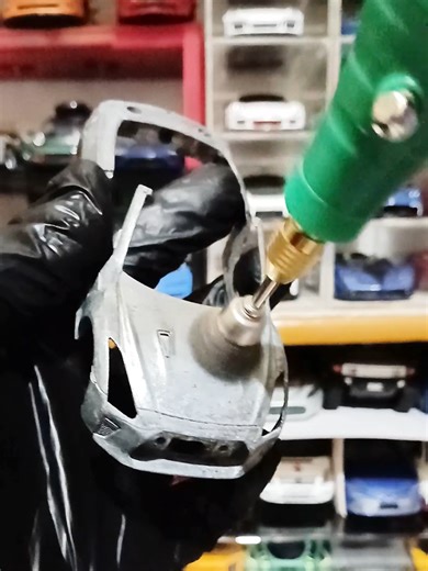 Bước làm sạch bề mặt trong quá trình đổi màu Nissan GT-R Convertible