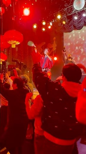 観客全員が踊り出す、寶船の魔法のような巻き込み力！フランスの名曲『オー・シャンゼリゼ』のリズムに合わせた阿波踊りは、華やかで、弾けるような楽しさに溢れています。#寶船 #阿波踊り #天才万博