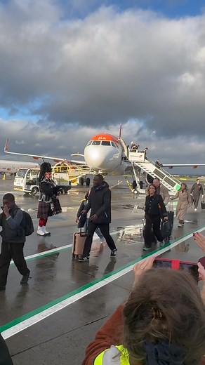 ✈️ It has been 30 years since the first easyjet flight took off as passengers flew from Luton to Glasgow. 👏🏻 Staff marked the occasion at Glasgow Airport in style as the anniversary plane landed this morning. | Glasgow Times