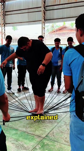 He didn’t understand the principle—until the ropes lifted him into the air! 😲