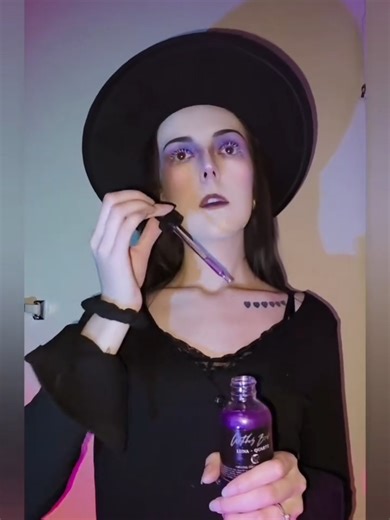 ✨ Unleash your inner magic ✨ Witches Brew Body Oil isn’t just a moisturizer — it’s a ritual. Infused with crystal energy and rich, nourishing oils, it smooths your skin while casting a hypnotic, spellbinding scent. 🍎🌙 Let candied apples, warm cinnamon, toasted marshmallows, and patchouli wrap you in cozy, mystical vibes that linger and mesmerize. Perfect for nightly self-care, rituals, or anytime you want to feel enchanted. 💫 Hydrates. Softens. Enchants. Infused with Reiki-charged Lapis Lazul