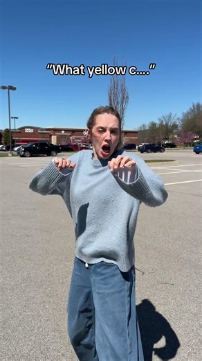 Look out! Yellow car! 👊