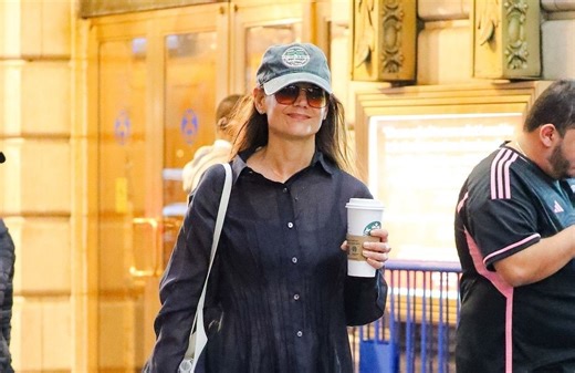 Katie Holmes succombe à la tendance du jean customisé - Elle
