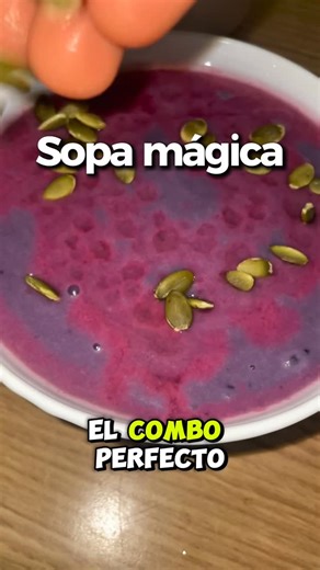 Muthanna Abusaada| Nutricionista Deportivo on Instagram: "🟣 Crema de lombarda con garbanzos y pipas de calabaza Ingredientes • 500 g de col lombarda • 1 patata grande • 2 dientes de ajo • Un chorrito de AOVE • 2 vasos de agua • Zumo de limón (al gusto) • Garbanzos cocidos (para servir) • Pipas de calabaza (para servir) Elaboración 1. Cortamos la col lombarda en trozos y la ponemos a cocer en una olla con un chorrito de AOVE. 2. Mientras tanto, picamos los ajos y pelamos y troceamos la patata. 3