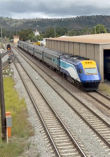 The XPT departs Cootamundra #trains #trainspotting