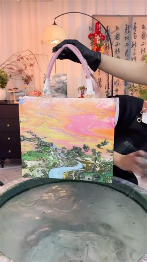 Use different colors mixed on the surface of the water to create a beautiful bag