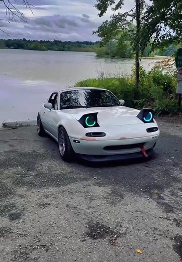 Cute Car with Blinking Eyes | Japanese Car with Eye Headlights