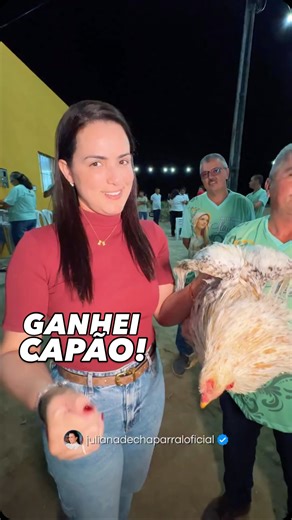 Juliana de Chaparral on Instagram: "Minha gente, acabei de sair da missa e olha só o capão que eu tô levando pra casa! Seu Geraldo e Dona Cici me deram com tanto carinho. Vou fazer aquela galinha cabidela pra comer com Chaparral, viu? 🐓💚 Também quero agradecer de coração pela santinha de Nossa Senhora de Lourdes e também pela galinha que Micilene e seu Antônio, me deu. Muito obrigada! 🙏🏼💚"